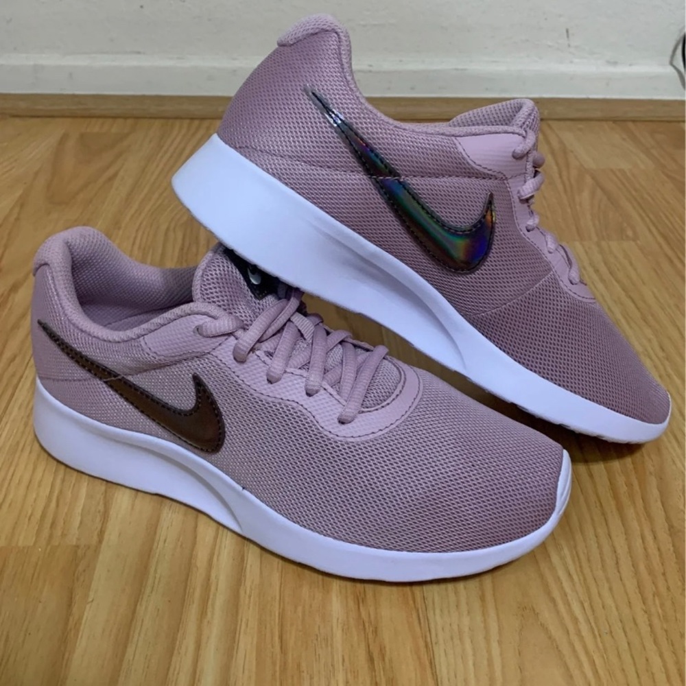NWOB Nike Iridescent Tanjun Sneakers